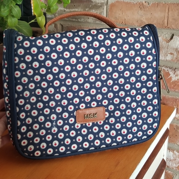 Toiletry bag - Picture 2 of 6